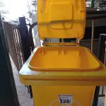 LOTE 226 - 01 CONTAINER HDPE EN840 120LITROS. (NO ESTADO) ATENÇÃO! FAZER A VISITAÇÃO ANTES DE ARREMATAR, NÃO SABEMOS SE FUNCIONA. LEILÃO NÃO TEM GARANTIA E NEM DEVOLUÇÃO, SUJEITO A POSSÍVEIS AVARIAS VISÍVEIS/OCULTAS E/OU AUSÊNCIA DE COMPONENTES.