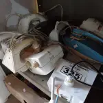 LOTE 325 - 05 FERROA DE PASSAR ROUPAS, 01 BATEDEIRA INCOMPLETA, 01 DUCHA E 02 PEÇAS PARA CHUVEIRO MARCAS E MODELOS DIVERSOS. (NO ESTADO) ATENÇÃO! FAZER A VISITAÇÃO ANTES DE ARREMATAR, NÃO SABEMOS SE FUNCIONA. LEILÃO NÃO TEM GARANTIA E NEM DEVOLUÇÃO, SUJEITO A POSSÍVEIS AVARIAS VISÍVEIS/OCULTAS E/OU AUSÊNCIA DE COMPONENTES.