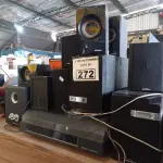 LOTE 272 - 01 TOCA-DISCOS, VÁRIAS CAIXINHAS DE SOM AMBIENTE, 04 APARELHOS DE DVD, 02 VIDEOCASSETES E 04 CONTROLES REMOTOS MARCAS E MODELOS DIVERSOS.  (NO ESTADO) ATENÇÃO! FAZER A VISITAÇÃO ANTES DE ARREMATAR, NÃO SABEMOS SE FUNCIONA. LEILÃO NÃO TEM GARANTIA E NEM DEVOLUÇÃO, SUJEITO A POSSÍVEIS AVARIAS VISÍVEIS/OCULTAS E/OU AUSÊNCIA DE COMPONENTES.