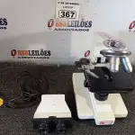LOTE 367 - 01 MICROSCÓPIO. (NO ESTADO) ATENÇÃO! FAZER A VISITAÇÃO ANTES DE ARREMATAR, NÃO SABEMOS SE FUNCIONA. LEILÃO NÃO TEM GARANTIA E NEM DEVOLUÇÃO, SUJEITO A POSSÍVEIS AVARIAS VISÍVEIS/OCULTAS E/OU AUSÊNCIA DE COMPONENTES.