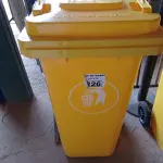 LOTE 226 - 01 CONTAINER HDPE EN840 120LITROS. (NO ESTADO) ATENÇÃO! FAZER A VISITAÇÃO ANTES DE ARREMATAR, NÃO SABEMOS SE FUNCIONA. LEILÃO NÃO TEM GARANTIA E NEM DEVOLUÇÃO, SUJEITO A POSSÍVEIS AVARIAS VISÍVEIS/OCULTAS E/OU AUSÊNCIA DE COMPONENTES.