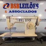 LOTE 282 - 01 MÁQUINA DE COSTURA MARCA SINGER COM PEDAL. (NO ESTADO) ATENÇÃO! FAZER A VISITAÇÃO ANTES DE ARREMATAR, NÃO SABEMOS SE FUNCIONA. LEILÃO NÃO TEM GARANTIA E NEM DEVOLUÇÃO, SUJEITO A POSSÍVEIS AVARIAS VISÍVEIS/OCULTAS E/OU AUSÊNCIA DE COMPONENTES.