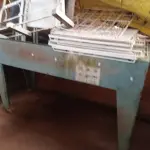 LOTE 471 - 03 MESAS E 01 CADEIRA DE FERRO, 01 DISPENSE DE PAPEL ANTIGO, VÁRIAS GRADES PARA FREEZER E 01 SUCATA DE CHURRASQUEIRA.  (NO ESTADO) ATENÇÃO! FAZER A VISITAÇÃO ANTES DE ARREMATAR, NÃO SABEMOS SE FUNCIONA. LEILÃO NÃO TEM GARANTIA E NEM DEVOLUÇÃO, SUJEITO A POSSÍVEIS AVARIAS VISÍVEIS/OCULTAS E/OU AUSÊNCIA DE COMPONENTES.
