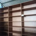LOTE 523 - 01 ESTANTE EM MADEIRA COM DIVISÓRIAS. (NO ESTADO) ATENÇÃO! FAZER A VISITAÇÃO ANTES DE ARREMATAR, NÃO SABEMOS SE FUNCIONA. LEILÃO NÃO TEM GARANTIA E NEM DEVOLUÇÃO, SUJEITO A POSSÍVEIS AVARIAS VISÍVEIS/OCULTAS E/OU AUSÊNCIA DE COMPONENTES.