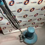 LOTE 156 - 01 ENCERADEIRA INDUSTRIAL. (NO ESTADO) ATENÇÃO! FAZER A VISITAÇÃO ANTES DE ARREMATAR, NÃO SABEMOS SE FUNCIONA. LEILÃO NÃO TEM GARANTIA E NEM DEVOLUÇÃO, SUJEITO A POSSÍVEIS AVARIAS VISÍVEIS/OCULTAS E/OU AUSÊNCIA DE COMPONENTES.