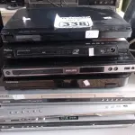 LOTE 338 - 07 APARELHOS DE DVD E 04 VIDEOCASSETES MARCAS E MODELOS DIVERSOS. (NO ESTADO) ATENÇÃO! FAZER A VISITAÇÃO ANTES DE ARREMATAR, NÃO SABEMOS SE FUNCIONA. LEILÃO NÃO TEM GARANTIA E NEM DEVOLUÇÃO, SUJEITO A POSSÍVEIS AVARIAS VISÍVEIS/OCULTAS E/OU AUSÊNCIA DE COMPONENTES.