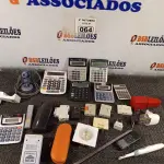 LOTE 064 - 01 LOTE COM VÁRIAS CALCULADORAS E PERIFÉRICOS DIVERSOS. (NO ESTADO) ATENÇÃO! FAZER A VISITAÇÃO ANTES DE ARREMATAR, NÃO SABEMOS SE FUNCIONA. LEILÃO NÃO TEM GARANTIA E NEM DEVOLUÇÃO, SUJEITO A POSSÍVEIS AVARIAS VISÍVEIS/OCULTAS E/OU AUSÊNCIA DE COMPONENTES.