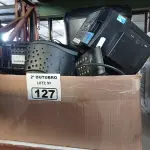 LOTE 127 - 01 FRAGMENTADORA DE PAPEL, 01 RELÓGIO DE PONTO, 02 ESTABILIZADORES VÁRIOS TECLADOS PARA PC E APARELHOS DE TELEFONE MARCAS E MODELOS DIVERSOS. (NO ESTADO) ATENÇÃO! FAZER A VISITAÇÃO ANTES DE ARREMATAR, NÃO SABEMOS SE FUNCIONA. LEILÃO NÃO TEM GARANTIA E NEM DEVOLUÇÃO, SUJEITO A POSSÍVEIS AVARIAS VISÍVEIS/OCULTAS E/OU AUSÊNCIA DE COMPONENTES.