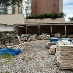LOTE 383 - ESTRUTURA EM MADEIRA 05 (NO ESTADO)(SÓ PODERÁ RETIRAR 30 DIAS APÓS O TÉRMINO DO LEILÃO)