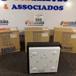 LOTE 059 - 04 PLAFONS DE SOBREPOR 20X20. (NO ESTADO) ATENÇÃO! FAZER A VISITAÇÃO ANTES DE ARREMATAR, NÃO SABEMOS SE FUNCIONA. LEILÃO NÃO TEM GARANTIA E NEM DEVOLUÇÃO, SUJEITO A POSSÍVEIS AVARIAS VISÍVEIS/OCULTAS E/OU AUSÊNCIA DE COMPONENTES.