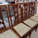 LOTE 242 - 06 CADEIRAS EM MADEIRA COM ASSENTO ALMOFADADO. (NO ESTADO) ATENÇÃO! FAZER A VISITAÇÃO ANTES DE ARREMATAR, NÃO SABEMOS SE FUNCIONA. LEILÃO NÃO TEM GARANTIA E NEM DEVOLUÇÃO, SUJEITO A POSSÍVEIS AVARIAS VISÍVEIS/OCULTAS E/OU AUSÊNCIA DE COMPONENTES.
