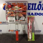 LOTE 033 - 01 KIT CHURRASCO E 01 GRELHA PARA CHURRASQUEIRA. (NO ESTADO) ATENÇÃO! FAZER A VISITAÇÃO ANTES DE ARREMATAR, NÃO SABEMOS SE FUNCIONA. LEILÃO NÃO TEM GARANTIA E NEM DEVOLUÇÃO, SUJEITO A POSSÍVEIS AVARIAS VISÍVEIS/OCULTAS E/OU AUSÊNCIA DE COMPONENTES.
