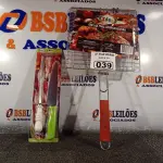 LOTE 039 - 01 KIT CHURRASCO E 01 GRELHA PARA CHURRASQUEIRA. (NO ESTADO) ATENÇÃO! FAZER A VISITAÇÃO ANTES DE ARREMATAR, NÃO SABEMOS SE FUNCIONA. LEILÃO NÃO TEM GARANTIA E NEM DEVOLUÇÃO, SUJEITO A POSSÍVEIS AVARIAS VISÍVEIS/OCULTAS E/OU AUSÊNCIA DE COMPONENTES.
