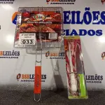 LOTE 033 - 01 KIT CHURRASCO E 01 GRELHA PARA CHURRASQUEIRA. (NO ESTADO) ATENÇÃO! FAZER A VISITAÇÃO ANTES DE ARREMATAR, NÃO SABEMOS SE FUNCIONA. LEILÃO NÃO TEM GARANTIA E NEM DEVOLUÇÃO, SUJEITO A POSSÍVEIS AVARIAS VISÍVEIS/OCULTAS E/OU AUSÊNCIA DE COMPONENTES.