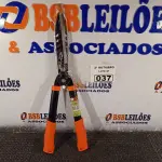 LOTE 037 - 01 TESOURA PARA JARDINAGEM COM CABO EMBORRACHADO. (NO ESTADO) ATENÇÃO! FAZER A VISITAÇÃO ANTES DE ARREMATAR, NÃO SABEMOS SE FUNCIONA. LEILÃO NÃO TEM GARANTIA E NEM DEVOLUÇÃO, SUJEITO A POSSÍVEIS AVARIAS VISÍVEIS/OCULTAS E/OU AUSÊNCIA DE COMPONENTES.