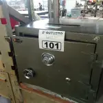 LOTE 101 - 01 COFRE DE PAREDE. (NO ESTADO) ATENÇÃO! FAZER A VISITAÇÃO ANTES DE ARREMATAR, NÃO SABEMOS SE FUNCIONA. LEILÃO NÃO TEM GARANTIA E NEM DEVOLUÇÃO, SUJEITO A POSSÍVEIS AVARIAS VISÍVEIS/OCULTAS E/OU AUSÊNCIA DE COMPONENTES.