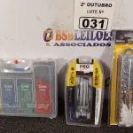LOTE 031 - 01 KIT DE CHAVES INTERCAMBIÁVEL MULTIFUNCIONAL, 01 KIT CHAVE ALLEN TIPO CANIVETE E 01 KIT DE BROCAS. (NO ESTADO) ATENÇÃO! FAZER A VISITAÇÃO ANTES DE ARREMATAR, NÃO SABEMOS SE FUNCIONA. LEILÃO NÃO TEM GARANTIA E NEM DEVOLUÇÃO, SUJEITO A POSSÍVEIS AVARIAS VISÍVEIS/OCULTAS E/OU AUSÊNCIA DE COMPONENTES.