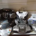 LOTE 223 - 10 APARELHOS DE SOM MARCAS E MODELOS DIVERSOS. (NO ESTADO) ATENÇÃO! FAZER A VISITAÇÃO ANTES DE ARREMATAR, NÃO SABEMOS SE FUNCIONA. LEILÃO NÃO TEM GARANTIA E NEM DEVOLUÇÃO, SUJEITO A POSSÍVEIS AVARIAS VISÍVEIS/OCULTAS E/OU AUSÊNCIA DE COMPONENTES.