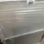 LOTE 291 - 02 JANELAS DE ALUMÍNIO COM AVARIAS SENDO 01 NA COR BRANCA. (NO ESTADO) ATENÇÃO! FAZER A VISITAÇÃO ANTES DE ARREMATAR, NÃO SABEMOS SE FUNCIONA. LEILÃO NÃO TEM GARANTIA E NEM DEVOLUÇÃO, SUJEITO A POSSÍVEIS AVARIAS VISÍVEIS/OCULTAS E/OU AUSÊNCIA DE COMPONENTES.
