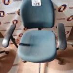 LOTE 178 - 01 CADEIRA DE ESCRITÓRIO COM BASE GIRATÓRIA. (NO ESTADO) ATENÇÃO! FAZER A VISITAÇÃO ANTES DE ARREMATAR, NÃO SABEMOS SE FUNCIONA. LEILÃO NÃO TEM GARANTIA E NEM DEVOLUÇÃO, SUJEITO A POSSÍVEIS AVARIAS VISÍVEIS/OCULTAS E/OU AUSÊNCIA DE COMPONENTES.