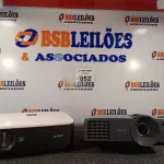 LOTE 052 - 02 PROJETORES MULTIMIDIA MARCAS E MODELOS DIVERSOS. (NO ESTADO) ATENÇÃO! FAZER A VISITAÇÃO ANTES DE ARREMATAR, NÃO SABEMOS SE FUNCIONA. LEILÃO NÃO TEM GARANTIA E NEM DEVOLUÇÃO, SUJEITO A POSSÍVEIS AVARIAS VISÍVEIS/OCULTAS E/OU AUSÊNCIA DE COMPONENTES.