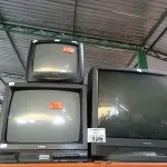 LOTE 109 - 03 TV’S DE TUBO MARCAS E MODELOS DIVERSOS PARA RETIRADA DE PEÇAS. (NO ESTADO) ATENÇÃO! FAZER A VISITAÇÃO ANTES DE ARREMATAR, NÃO SABEMOS SE FUNCIONA. LEILÃO NÃO TEM GARANTIA E NEM DEVOLUÇÃO, SUJEITO A POSSÍVEIS AVARIAS VISÍVEIS/OCULTAS E/OU AUSÊNCIA DE COMPONENTES.