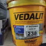 LOTE 238 - 01 BALDE DE VEDALIT, ADITIVO PLASTIFICANTE CONCENTRADO PARA ARGAMASSA DE ASSENTAMENTO E REBOCO CONVENCIONAL 18L. (NO ESTADO) ATENÇÃO! FAZER A VISITAÇÃO ANTES DE ARREMATAR, NÃO SABEMOS SE FUNCIONA. LEILÃO NÃO TEM GARANTIA E NEM DEVOLUÇÃO, SUJEITO A POSSÍVEIS AVARIAS VISÍVEIS/OCULTAS E/OU AUSÊNCIA DE COMPONENTES.