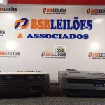 LOTE 052 - 02 PROJETORES MULTIMIDIA MARCAS E MODELOS DIVERSOS. (NO ESTADO) ATENÇÃO! FAZER A VISITAÇÃO ANTES DE ARREMATAR, NÃO SABEMOS SE FUNCIONA. LEILÃO NÃO TEM GARANTIA E NEM DEVOLUÇÃO, SUJEITO A POSSÍVEIS AVARIAS VISÍVEIS/OCULTAS E/OU AUSÊNCIA DE COMPONENTES.