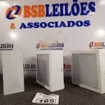 LOTE 165 - 03 LUMINÁRIAS DE SOBREPOR. (NO ESTADO) ATENÇÃO! FAZER A VISITAÇÃO ANTES DE ARREMATAR, NÃO SABEMOS SE FUNCIONA. LEILÃO NÃO TEM GARANTIA E NEM DEVOLUÇÃO, SUJEITO A POSSÍVEIS AVARIAS VISÍVEIS/OCULTAS E/OU AUSÊNCIA DE COMPONENTES.