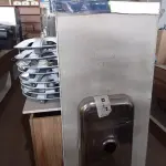 LOTE 093 - 01 PIA EM MÁRMORE SINTÉTICO CIMENTADA COM CUBA EM INOX NAS MEDIDAS: 1,50M X 0,53CM. (NO ESTADO) ATENÇÃO! FAZER A VISITAÇÃO ANTES DE ARREMATAR, NÃO SABEMOS SE FUNCIONA. LEILÃO NÃO TEM GARANTIA E NEM DEVOLUÇÃO, SUJEITO A POSSÍVEIS AVARIAS VISÍVEIS/OCULTAS E/OU AUSÊNCIA DE COMPONENTES.