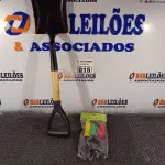 LOTE 015 - 01 CONJUNTO PARA JARDINAGEM E 01 MINI PÁ PARA ACAMPAMENTO. (NO ESTADO) ATENÇÃO! FAZER A VISITAÇÃO ANTES DE ARREMATAR, NÃO SABEMOS SE FUNCIONA. LEILÃO NÃO TEM GARANTIA E NEM DEVOLUÇÃO, SUJEITO A POSSÍVEIS AVARIAS VISÍVEIS/OCULTAS E/OU AUSÊNCIA DE COMPONENTES.