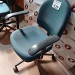 LOTE 178 - 01 CADEIRA DE ESCRITÓRIO COM BASE GIRATÓRIA. (NO ESTADO) ATENÇÃO! FAZER A VISITAÇÃO ANTES DE ARREMATAR, NÃO SABEMOS SE FUNCIONA. LEILÃO NÃO TEM GARANTIA E NEM DEVOLUÇÃO, SUJEITO A POSSÍVEIS AVARIAS VISÍVEIS/OCULTAS E/OU AUSÊNCIA DE COMPONENTES.