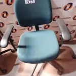LOTE 177 - 01 CADEIRA DE ESCRITÓRIO COM BASE GIRATÓRIA. (NO ESTADO) ATENÇÃO! FAZER A VISITAÇÃO ANTES DE ARREMATAR, NÃO SABEMOS SE FUNCIONA. LEILÃO NÃO TEM GARANTIA E NEM DEVOLUÇÃO, SUJEITO A POSSÍVEIS AVARIAS VISÍVEIS/OCULTAS E/OU AUSÊNCIA DE COMPONENTES.