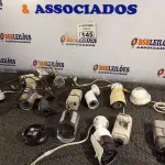 LOTE 145 - 01 LOTE COM VÁRIAS CÂMERAS DE SEGURANÇA MARCAS E MODELOS DIVERSOS. (NO ESTADO) ATENÇÃO! FAZER A VISITAÇÃO ANTES DE ARREMATAR, NÃO SABEMOS SE FUNCIONA. LEILÃO NÃO TEM GARANTIA E NEM DEVOLUÇÃO, SUJEITO A POSSÍVEIS AVARIAS VISÍVEIS/OCULTAS E/OU AUSÊNCIA DE COMPONENTES.