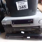 LOTE 345 - 03 VIDEOCASSETES, 02 APARELHOS DE DVD E 02 FRAGMENTADORAS DE PAPEL MARCAS E MODELOS DIVERSOS. (NO ESTADO) ATENÇÃO! FAZER A VISITAÇÃO ANTES DE ARREMATAR, NÃO SABEMOS SE FUNCIONA. LEILÃO NÃO TEM GARANTIA E NEM DEVOLUÇÃO, SUJEITO A POSSÍVEIS AVARIAS VISÍVEIS/OCULTAS E/OU AUSÊNCIA DE COMPONENTES.