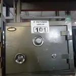 LOTE 101 - 01 COFRE DE PAREDE. (NO ESTADO) ATENÇÃO! FAZER A VISITAÇÃO ANTES DE ARREMATAR, NÃO SABEMOS SE FUNCIONA. LEILÃO NÃO TEM GARANTIA E NEM DEVOLUÇÃO, SUJEITO A POSSÍVEIS AVARIAS VISÍVEIS/OCULTAS E/OU AUSÊNCIA DE COMPONENTES.