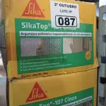 LOTE 087 - 02 CAIXAS DE SIKA TOP 107 CINZA, ARGAMASSA POLIMÉRICA DE ALTO DESEMPENHO. (NO ESTADO) ATENÇÃO! FAZER A VISITAÇÃO ANTES DE ARREMATAR, NÃO SABEMOS SE FUNCIONA. LEILÃO NÃO TEM GARANTIA E NEM DEVOLUÇÃO, SUJEITO A POSSÍVEIS AVARIAS VISÍVEIS/OCULTAS E/OU AUSÊNCIA DE COMPONENTES.