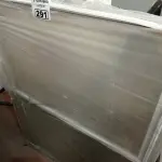 LOTE 291 - 02 JANELAS DE ALUMÍNIO COM AVARIAS SENDO 01 NA COR BRANCA. (NO ESTADO) ATENÇÃO! FAZER A VISITAÇÃO ANTES DE ARREMATAR, NÃO SABEMOS SE FUNCIONA. LEILÃO NÃO TEM GARANTIA E NEM DEVOLUÇÃO, SUJEITO A POSSÍVEIS AVARIAS VISÍVEIS/OCULTAS E/OU AUSÊNCIA DE COMPONENTES.
