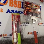 LOTE 039 - 01 KIT CHURRASCO E 01 GRELHA PARA CHURRASQUEIRA. (NO ESTADO) ATENÇÃO! FAZER A VISITAÇÃO ANTES DE ARREMATAR, NÃO SABEMOS SE FUNCIONA. LEILÃO NÃO TEM GARANTIA E NEM DEVOLUÇÃO, SUJEITO A POSSÍVEIS AVARIAS VISÍVEIS/OCULTAS E/OU AUSÊNCIA DE COMPONENTES.