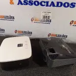 LOTE 052 - 02 PROJETORES MULTIMIDIA MARCAS E MODELOS DIVERSOS. (NO ESTADO) ATENÇÃO! FAZER A VISITAÇÃO ANTES DE ARREMATAR, NÃO SABEMOS SE FUNCIONA. LEILÃO NÃO TEM GARANTIA E NEM DEVOLUÇÃO, SUJEITO A POSSÍVEIS AVARIAS VISÍVEIS/OCULTAS E/OU AUSÊNCIA DE COMPONENTES.