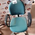 LOTE 182 - 01 CADEIRA DE ESCRITÓRIO COM BASE GIRATÓRIA. (NO ESTADO) ATENÇÃO! FAZER A VISITAÇÃO ANTES DE ARREMATAR, NÃO SABEMOS SE FUNCIONA. LEILÃO NÃO TEM GARANTIA E NEM DEVOLUÇÃO, SUJEITO A POSSÍVEIS AVARIAS VISÍVEIS/OCULTAS E/OU AUSÊNCIA DE COMPONENTES.