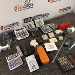 LOTE 064 - 01 LOTE COM VÁRIAS CALCULADORAS E PERIFÉRICOS DIVERSOS. (NO ESTADO) ATENÇÃO! FAZER A VISITAÇÃO ANTES DE ARREMATAR, NÃO SABEMOS SE FUNCIONA. LEILÃO NÃO TEM GARANTIA E NEM DEVOLUÇÃO, SUJEITO A POSSÍVEIS AVARIAS VISÍVEIS/OCULTAS E/OU AUSÊNCIA DE COMPONENTES.