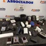LOTE 061 - 01 LOTE COM VÁRIAS CÂMERAS FOTOGRÁFICAS E PERIFÉRICOS DIVERSOS. (NO ESTADO) ATENÇÃO! FAZER A VISITAÇÃO ANTES DE ARREMATAR, NÃO SABEMOS SE FUNCIONA. LEILÃO NÃO TEM GARANTIA E NEM DEVOLUÇÃO, SUJEITO A POSSÍVEIS AVARIAS VISÍVEIS/OCULTAS E/OU AUSÊNCIA DE COMPONENTES.