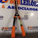 LOTE 037 - 01 TESOURA PARA JARDINAGEM COM CABO EMBORRACHADO. (NO ESTADO) ATENÇÃO! FAZER A VISITAÇÃO ANTES DE ARREMATAR, NÃO SABEMOS SE FUNCIONA. LEILÃO NÃO TEM GARANTIA E NEM DEVOLUÇÃO, SUJEITO A POSSÍVEIS AVARIAS VISÍVEIS/OCULTAS E/OU AUSÊNCIA DE COMPONENTES.