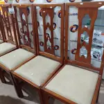 LOTE 242 - 06 CADEIRAS EM MADEIRA COM ASSENTO ALMOFADADO. (NO ESTADO) ATENÇÃO! FAZER A VISITAÇÃO ANTES DE ARREMATAR, NÃO SABEMOS SE FUNCIONA. LEILÃO NÃO TEM GARANTIA E NEM DEVOLUÇÃO, SUJEITO A POSSÍVEIS AVARIAS VISÍVEIS/OCULTAS E/OU AUSÊNCIA DE COMPONENTES.
