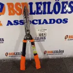 LOTE 051 - 01 TESOURA PARA JARDINAGEM COM CABO EMBORRACHADO. (NO ESTADO) ATENÇÃO! FAZER A VISITAÇÃO ANTES DE ARREMATAR, NÃO SABEMOS SE FUNCIONA. LEILÃO NÃO TEM GARANTIA E NEM DEVOLUÇÃO, SUJEITO A POSSÍVEIS AVARIAS VISÍVEIS/OCULTAS E/OU AUSÊNCIA DE COMPONENTES.