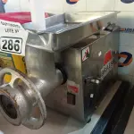 LOTE 286 - 01 MOEDOR DE CARNE MARCA BRAESI. (NO ESTADO) ATENÇÃO! FAZER A VISITAÇÃO ANTES DE ARREMATAR, NÃO SABEMOS SE FUNCIONA. LEILÃO NÃO TEM GARANTIA E NEM DEVOLUÇÃO, SUJEITO A POSSÍVEIS AVARIAS VISÍVEIS/OCULTAS E/OU AUSÊNCIA DE COMPONENTES.
