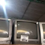 LOTE 076 - 03 TV’S DE TUBO MARCAS E MODELOS DIVERSOS. (NO ESTADO) ATENÇÃO! FAZER A VISITAÇÃO ANTES DE ARREMATAR, NÃO SABEMOS SE FUNCIONA. LEILÃO NÃO TEM GARANTIA E NEM DEVOLUÇÃO, SUJEITO A POSSÍVEIS AVARIAS VISÍVEIS/OCULTAS E/OU AUSÊNCIA DE COMPONENTES.