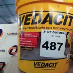 LOTE 487 - 01 BALDE DE VEDACIT, ADITIVO IMPERMEABILIZANTE PARA CONCRETOS E ARGAMASSAS 18L. (NO ESTADO) ATENÇÃO! FAZER A VISITAÇÃO ANTES DE ARREMATAR, NÃO SABEMOS SE FUNCIONA. LEILÃO NÃO TEM GARANTIA E NEM DEVOLUÇÃO, SUJEITO A POSSÍVEIS AVARIAS VISÍVEIS/OCULTAS E/OU AUSÊNCIA DE COMPONENTES.