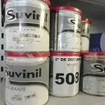LOTE 508 - 10 LATAS DE COLORANTE SUVINIL. (NO ESTADO) ATENÇÃO! FAZER A VISITAÇÃO ANTES DE ARREMATAR, NÃO SABEMOS SE FUNCIONA. LEILÃO NÃO TEM GARANTIA E NEM DEVOLUÇÃO, SUJEITO A POSSÍVEIS AVARIAS VISÍVEIS/OCULTAS E/OU AUSÊNCIA DE COMPONENTES.